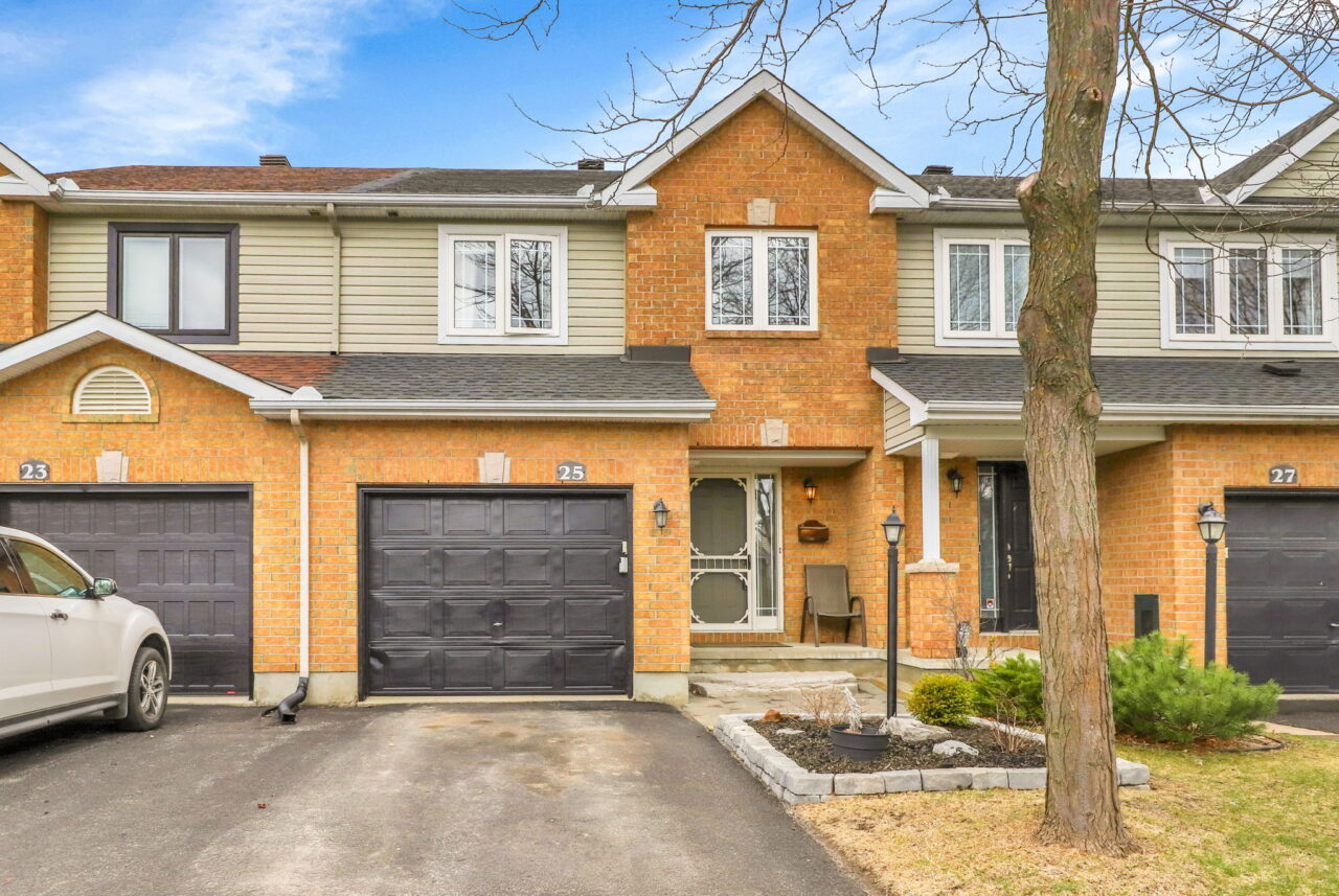 Front Exterior: 25 Abaca - Home in Stittsville