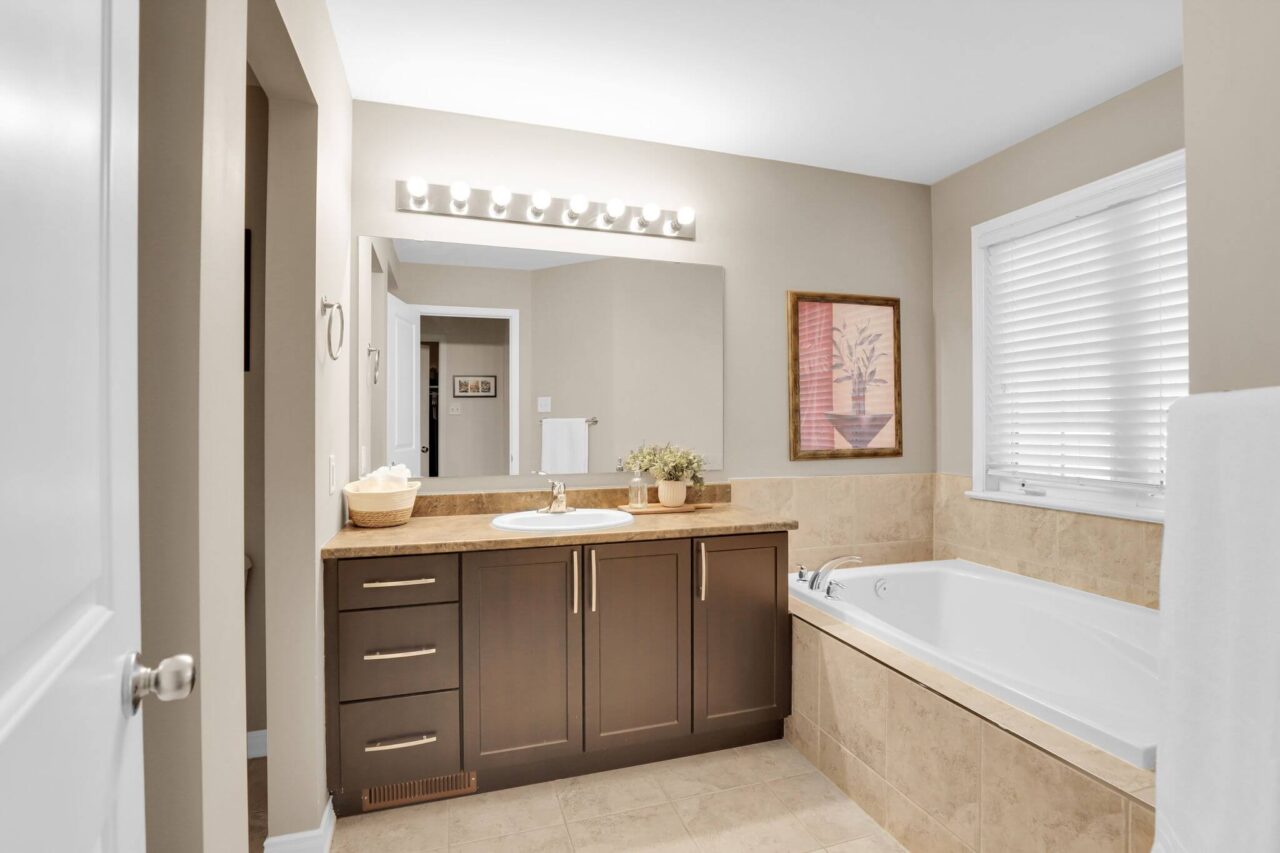 ensuite: 356 Aldworth - Living in Stittsville